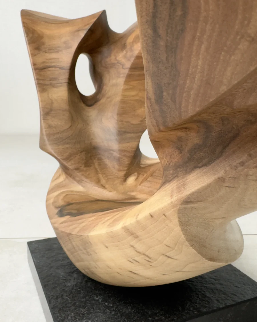 open-arc-walnut-wood-sculpture-granite-base-detail-ewebohome-ewelina-glowacz Detail of Open Arc sculpture showing walnut grain and black granite base