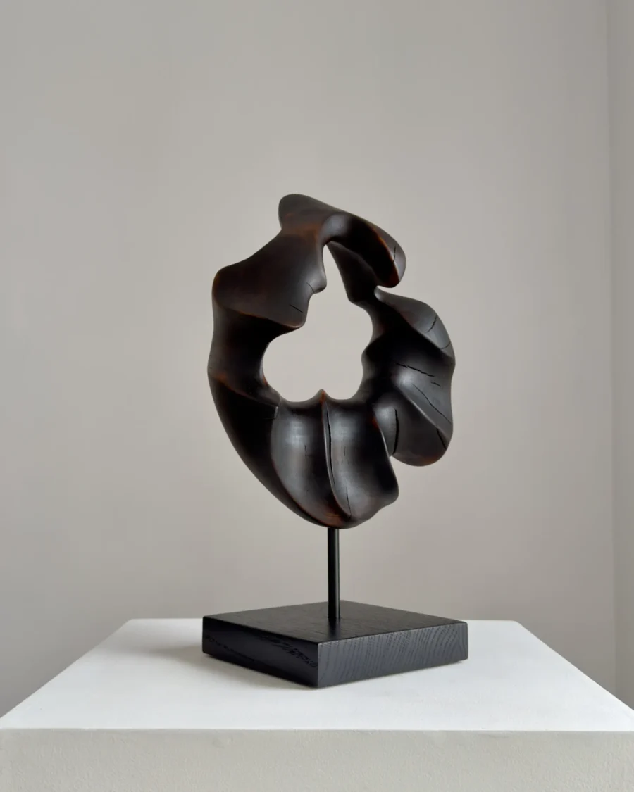 flame-memory-abstract-burnt-wood-sculpture-open-form Abstract fire-charred walnut sculpture with organic opening and smooth black surface, handmade by Ewelina Głowacz