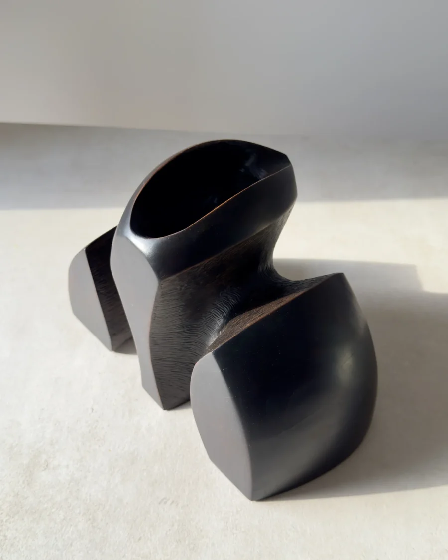 gathering-sculptural-vase-top-view Gathering